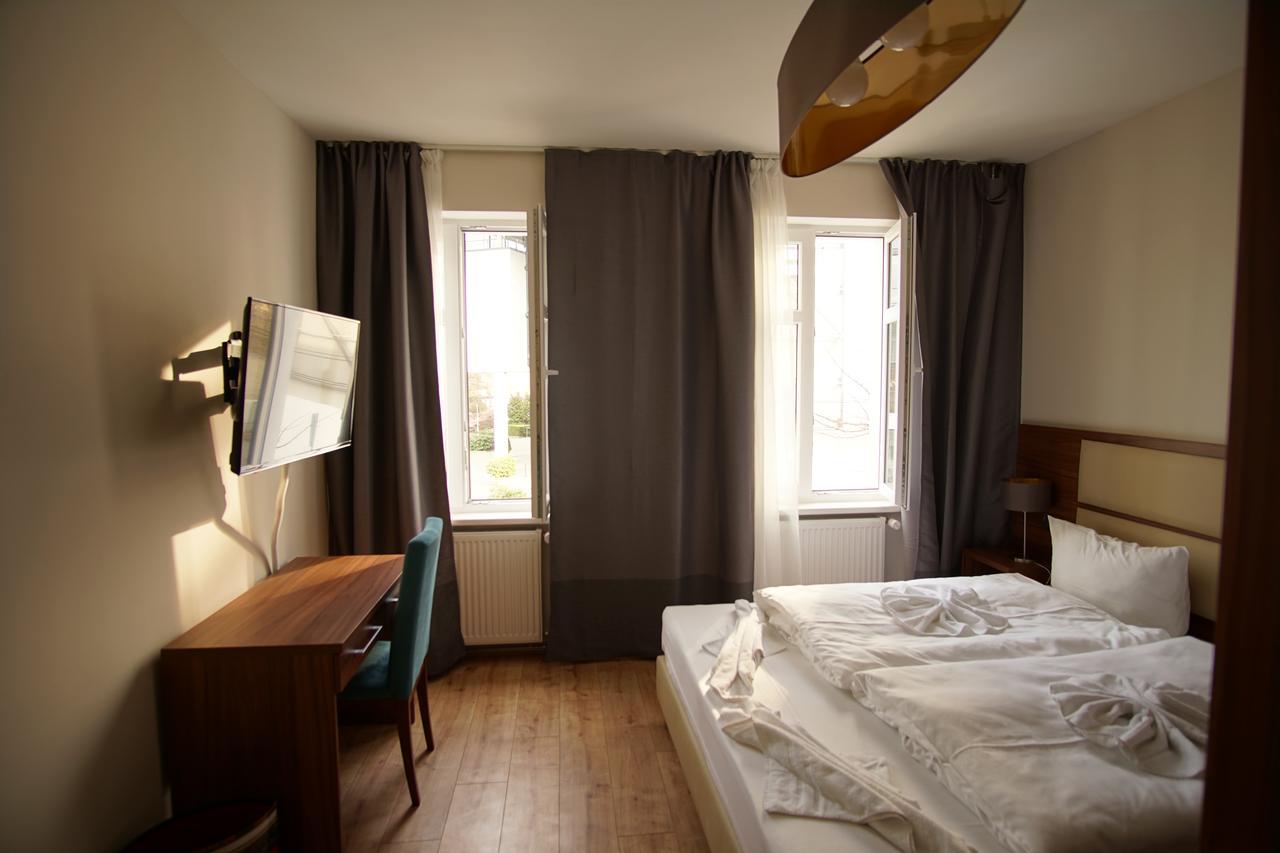 Hotel Bett Und Buch Berlino